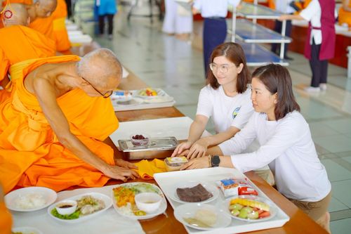 ภาพ No.246985:วันที่ 20 กันยายน พ.ศ. 2568 พิธีถวายเมนูสวรรค์เพื่อการบรรลุธรรม ณ หอฉันคุณยายอาจารย์ฯ วัดพระธรรมกาย