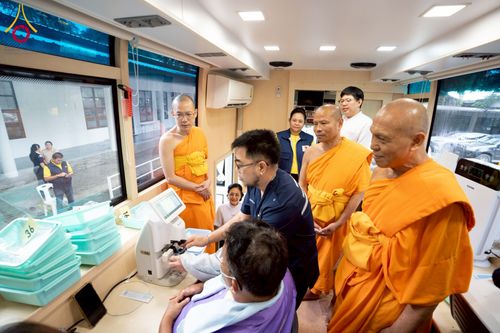 ภาพ No.230329:วันจันทร์ที่ 30 มิถุนายน พ.ศ. 2568 เจ้าอาวาสวัดพระธรรมกาย เยี่ยมอนุโมทนาให้กำลังใจ บุคลากรทางการแพทย์-เจ้าหน้าที่ผู้ปฏิบัติงาน โครงการรถตัดแว่นสายตาเคลื่อนที่สภากาชาดไทย เพื่อเด็กนักเรียนในชนบท พื้นที่จังหวัดปทุมธานี