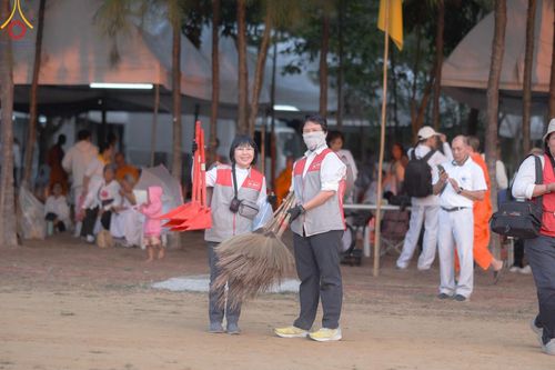 ภาพ No.202950:V.51 สารพัดV สารพัดดี ที่คลองบางนางแท่น ในโครงการธรรมยาตรา กตัญญูบูชา มหาปูชนียาจารย์ พระมงคลเทพมุนี(สด จนฺทสโร) พระผู้ปราบมาร อนุสรณ์สถาน 7 แห่ง ปีที่ 13 ระหว่างวันที่ 2-31 มกราคม พ.ศ. 2568