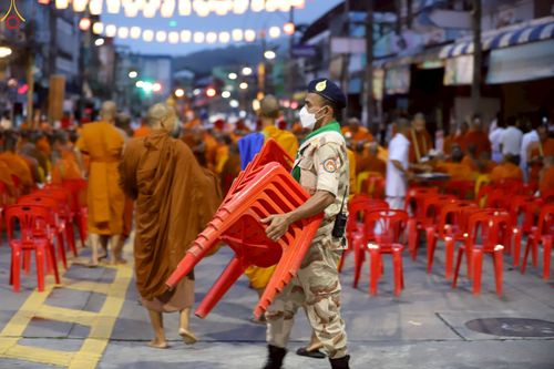 ภาพ No.245806:วันที่ 13-14 กันยายน พ.ศ. 2568 เจ้าหน้าที่ทุกสถานะ ทุกส่วนงาน ร่วมแรงร่วมใจ ปฏิบัติหน้าที่ เตรียมงาน เก็บงาน ตักบาตรพระ 555 รูป อ.เบตง จยะลา