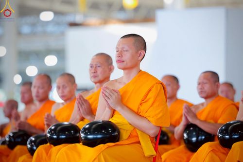 ภาพ No.221958:วันที่ 4 พฤษภาคม พ.ศ. 2568 พิธีตักบาตร เนื่องในวันอาทิตย์ต้นเดือน ณ บ้านแก้วเรือนทองคุณยายฯ วัดพระธรรมกาย