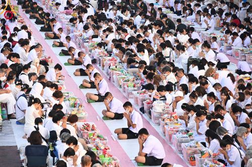 ภาพ No.101748:ตักบาตรพระ 10,000 รูป เติมบุญให้แผ่นดิน เนื่องในโอกาส 192 ปี จังหวัดกาญจนบุรี หนึ่งในโครงการตักบาตรพระ 2,000,000 รูป  77 จังหวัดทุกวัดทั่วไทย วันจันทร์ที่ 11 ธันวาคม พ.ศ. 2566 บริเวณถนนสองแคว (SKY WALK) เมืองกาญจนบุรี