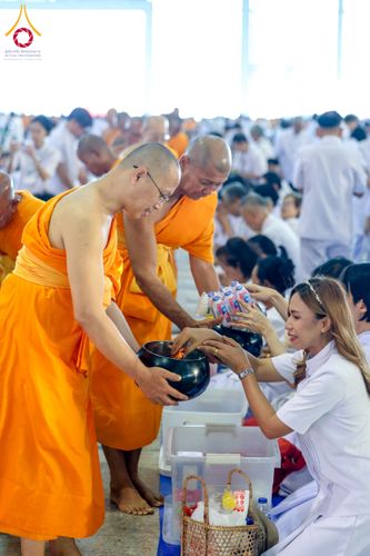 ภาพ No.209315:วันอาทิตย์ที่ 2 มีนาคม พ.ศ. 2568 พิธีตักบาตร ข้าวสารอาหารแห้ง ณ บ้านแก้วเรือนทองคุณยายฯ สภาธรรมกายสากล วัดพระธรรมกาย