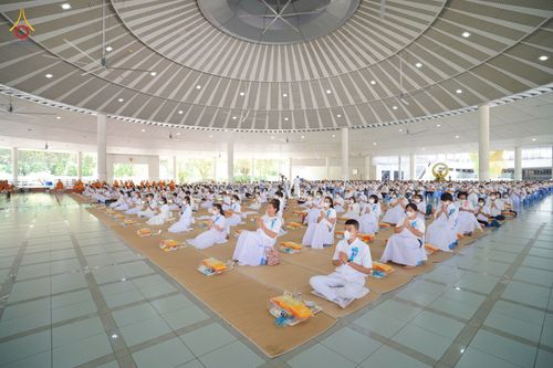 ภาพ No.81078:พิธีบุพเปตพลี ครั้งที่ 135 ร่วมอุทิศบุญแด่หมู่ญาติที่ล่วงลับไปแล้ว และสืบทอดอายุพระพุทธศาสนา วันศุกร์ที่ 19 พฤษภาคม พ.ศ. 2566 (วันพระ แรม 15 ค่ำ เดือน 6) ณ หอฉันคุณยายอาจารย์ วัดพระธรรมกาย