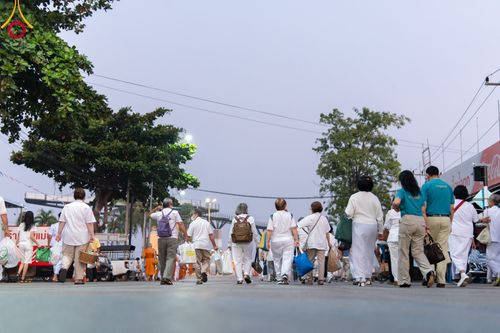ภาพ No.101801:ตักบาตรพระ 10,000 รูป เติมบุญให้แผ่นดิน เนื่องในโอกาส 192 ปี จังหวัดกาญจนบุรี หนึ่งในโครงการตักบาตรพระ 2,000,000 รูป  77 จังหวัดทุกวัดทั่วไทย วันจันทร์ที่ 11 ธันวาคม พ.ศ. 2566 บริเวณถนนสองแคว (SKY WALK) เมืองกาญจนบุรี