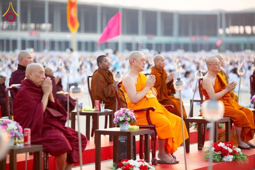 ภาพ No.207698:พิธีเวียนประทักษิณและจุดมาฆประทีป ในวันมาฆบูชา วันพุธที่ 12 กุมภาพันธ์ พ.ศ. 2568 ณ พระมหาธรรมกายเจดีย์ วัดพระธรรมกาย