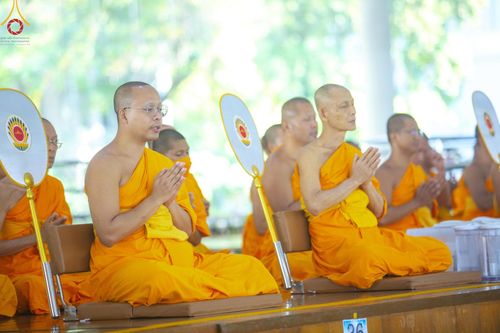 ภาพ No.205664:พิธีสวดพระพุทธมนต์ และถวายภัตตาหารเมนูสวรรค์แด่พระภิกษุ สามเณร วันจันทร์ที่ 3 กุมภาพันธ์ พ.ศ. 2568 ณ หอฉันคุณยายอาจารย์ฯ วัดพระธรรมกาย