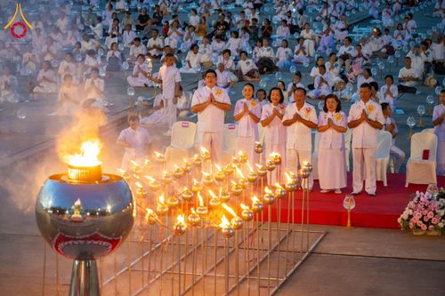 ภาพ No.162254:พิธีจุดประทีปโคมลาน ถวายเป็นพุทธบูชา สร้างความสว่างไสวให้กับแผ่นดินด้วยแสงธรรม วันพฤหัสบดีที่ 17 ตุลาคม พ.ศ. 2567 ณ พุทธอุทยานนานาชาติ จังหวัดหนองคาย