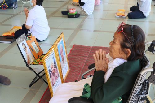 ภาพ No.104501:พิธีบุพเปตพลี ครั้งที่ 145 อุทิศบุญแด่หมู่ญาติที่ล่วงลับไปแล้ว และสืบทอดอายุพระพุทธศาสนา วันพุธที่ 27 ธันวาคม พ.ศ. 2566 (วันพระขึ้น 15 ค่ำ เดือน 12 ) ณ หอฉันคุณยายอาจารย์ฯ วัดพระธรรมกาย