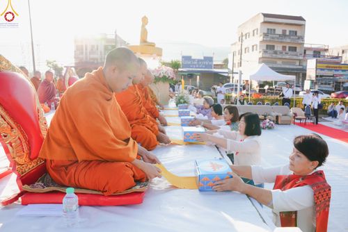 ภาพ No.106787:พิธีตักบาตรพระ ๒๐๐ รูป  "สร้างบุญใหญ่ ส่งท้ายปีเก่า ต้อนรับปีใหม่ ๒๕๖๗" วันอาทิตย์ที่ ๓๑ ธันวาคม ๒๕๖๖ ณ ถนนหน้าที่ว่าการอำเภอภูเรือ อำเภอภูเรือ จังหวัดเลย