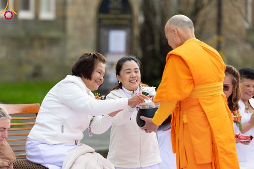 ภาพ No.96409:พิธีทอดกฐินราชันปฐพี ราชินีที่ดิน เพื่อซื้อที่ดินหลังโบสถ์ ฉลองครบรอบ 10 ปีสถาปนาโบสถ์วัดพุทธ วันอาทิตย์ที่ 19 พฤศจิกายน พ.ศ. 2566 ณ วัดพระธรรมกายนิวคาสเซิล ประเทศอังกฤษ