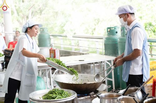 ภาพ No.60196:คณะสงฆ์ 10,000 กว่าวัดฉันภัตตาหารเพล ในวันคุ้มครองโลก วันจันทร์ที่ 22 เมษายน พ.ศ. 2567 ณ สภาธรรมกายสากล วัดพระธรรมกาย