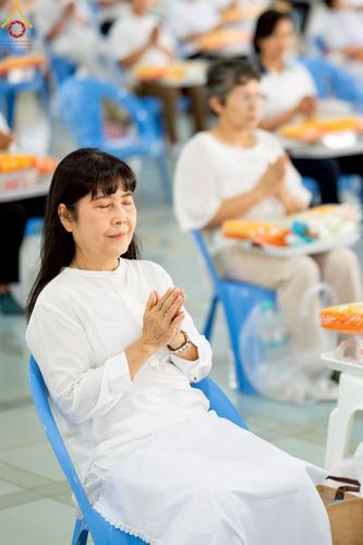 ภาพ No.220680:วันเสาร์ที่ 26 เมษายน พ.ศ.2568 (วันพระ แรม 15 ค่ำ เดือน 5) พิธีถวายภัตตาหารเมนูสวรรค์ "เพื่อการบรรลุธรรม" และ พิธีบุพเปตพลี ครั้งที่ 163 ร่วมอุทิศบุญแด่หมู่ญาติที่ล่วงลับไปแล้ว และสืบทอดอายุพระพุทธศาสนา ณ หอฉันคุณยายอาจารย์ฯ วัดพระธรรมกาย