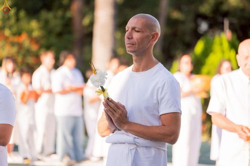 ภาพ No.252219:วันที่ 4-5 ตุลาคม พ.ศ. 2568  วัดพระธรรมกายแคลิฟอร์เนีย ประเทศสหรัฐอเมริกา ได้จัดพิธีตัดปอยผม โดยคณะสงฆ์ ญาติ ๆ และสาธุชน ให้กับนาคธรรมทายาท 8 ท่าน และได้จัดพิธีบรรพชา-อุปสมบท ฉลองพิธีทอดกฐินบรมจักรพรรดิ สร้างอุโบสถ 82 ปี บูชาธรรมหลวงพ่อธัมมชโย