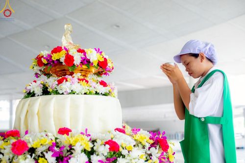 ภาพ No.217500:วันจันทร์ที่ 14 เมษายน พ.ศ. 2568 กิจกรรมสรงน่ำพระ สั่งสมบุญเนื่องในเทศกาลสงกรานต์ 14-16 เมษายน พ.ศ.2568 เวลา 06:00-13:00 น. ณ หอฉันคุณยายอาจารย์ฯ วัดพระธรรมกาย