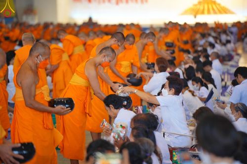 ภาพ No.123001:พิธีตักบาตร และพิธีบูชาข้าวพระ ในวันอาทิตย์ต้นเดือนที่ 4 กุมภาพันธ์ พ.ศ. 2567 ณ วัดพระธรรมกาย จ.ปทุมธานี