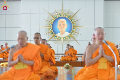 ภาพ No.198044:พิธีถวายภัตตาหารแด่พระภิกษุ สามเณร  บูชาธรรมคุณยายอาจารย์มหารัตนอุบาสิกาจันทร์ ขนนกยูง เนื่องในวาระวันคล้ายวันเกิดครบ 116 ปี วันอาทิตย์ที่ 19 มกราคม พ.ศ. 2568 ณ หอฉันคุณยายอาจารย์ฯ วัดพระธรรมกาย