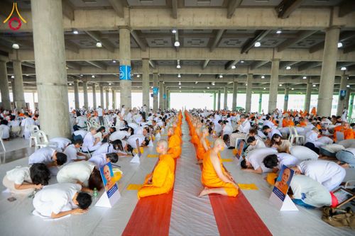 ภาพ No.62541:พิธีถวายบาตรเเละไทยธรรม ในโครงการอุปสมบทหมู่ บูชาธรรมหลวงพ่อธัมมชโย พ.ศ.2567 ณ ลานธรรม พระมหาธรรมกายเจดีย์ วันที่ 13 เมษายน พ.ศ.2567