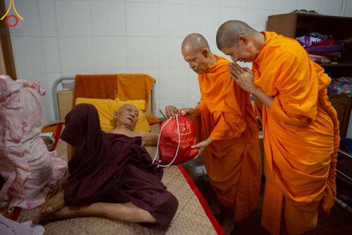 ภาพ No.220287:วันที่ 17 เมษายน พ.ศ. 2568 ผู้แทนวัดพระธรรมกาย ลงพื้นที่เยียวยา ซับน้ำตาเหยื่อแผ่นดินไหวมัณฑะเลย์