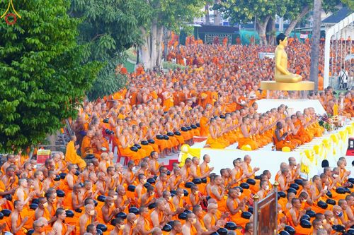 ภาพ No.184703:พิธีตักบาตรพระ 10,000 รูป ครั้งที่ 3 เนื่องในโอกาส 193 ปี จังหวัดกาญจนบุรี อุทิศส่วนกุศลให้แด่บรรพชน และเพื่อช่วยเหลือผู้ประสบภัยพิบัติต่างๆ วันเสาร์ที่ 21 ธันวาคม พ.ศ. 2567