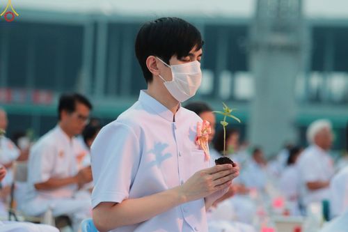 ภาพ No.90159:พิธีปลูกทรัพย์บานชื่น  เนื่องใน 139 ปี วันคล้ายวันเกิดด้วยรูปกายเนื้อ พระมงคลเทพมุนี (สด จนฺทสโร) พระผู้ปราบมาร วันอังคารที่ 10 ตุลาคม พ.ศ. 2566 ณ วัดพระธรรมกาย จ.ปทุมธานี