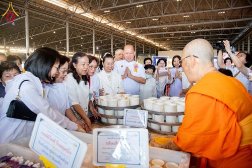 ภาพ No.287333:วันที่ 3 มกราคม พ.ศ.2569 พิธีถวายภัตตาหารเป็นสังฆทาน แด่พระธรรมยาตรา ณ วัดพระธรรมกาย  จังหวัดปทุมธานี ในโครงการธรรมยาตรา กตัญญูบูชา มหาปูชนียาจารย์ พระมงคลเทพมุนี(สด จนฺทสโร) พระผู้ปราบมาร อนุสรณ์สถาน 7 แห่ง ปีที่ 14