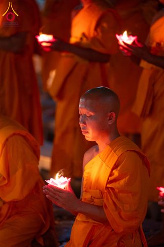 ภาพ No.297481:วันที่ 16 มกราคม พ.ศ. 2569 พิธีลอยประทีปธรรมถวายเป็นพุทธบูชา และบูชาธรรมมหาปูชนียาจารย์  ณ วัดโบสถ์บน ต.บางคูเวียง จ.นนทบุรี อนุสรณ์สถานลำดับที่ 4 สถานที่เกิดด้วยกายธรรม ในโครงการธรรมยาตรา กตัญญูบูชา มหาปูชนียาจารย์ พระมงคลเทพมุนี(สด จนฺทสโร) พระผู้ปราบม