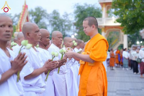 ภาพ No.278504:วันอาทิตย์ที่ 14 ธันวาคม พ.ศ.2568  พิธีเวียนประทักษิณ พิธีวันทาสีมาพระประธาน โครงการบวชบูชาธรรมมหาปูชนียาจารย์ ของศูนย์ปฏิบัติธรรมบุรีรัมย์ ณ วัดกลาง พระอารามหลวง จังหวัดบุรีรัมย์