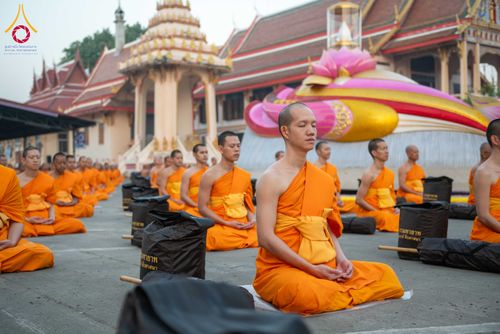 ภาพ No.297301:วันที่ 15 มกราคม พ.ศ.2569 พระธรรมยาตราปฏิบัติธรรมและถ่ายภาพหมู่ประวัติศาสตร์ อนุสรณ์สถานลำดับที่ 4 สถานที่เกิดด้วยกายธรรม  ณ วัดโบสถ์บน ต.บางคูเวียง จ.นนทบุรี ในโครงการธรรมยาตรา กตัญญูบูชา มหาปูชนียาจารย์ พระมงคลเทพมุนี(สด จนฺทสโร) พระผู้ปราบมาร อนุสรณ์ส