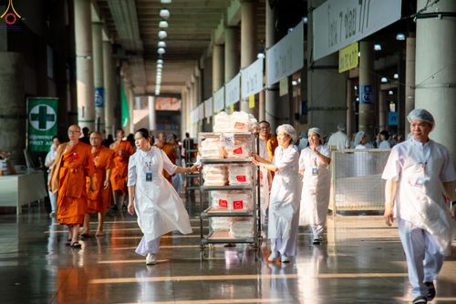 ภาพ No.325717:วันที่ 22 เมษายน พ.ศ.2569(วันคุ้มครองโลก) งานถวายมหาสังฆทาน 40,000 กว่าวัดทั่วประเทศ เจ้าหน้าที่ สาธุชน ร่วมใจจัดเตรียมภัตตาหารเพล (ชุด 2)