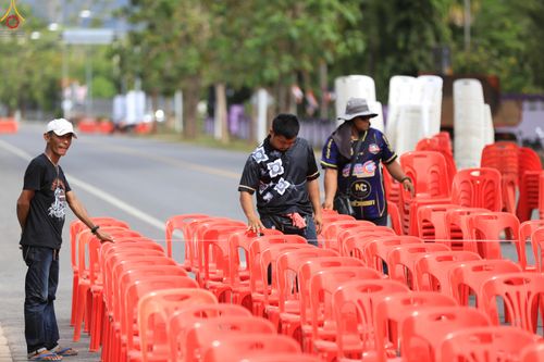 ภาพ No.280868:วันที่ 27 ธันวาคม พ.ศ.2568 คณะสงฆ์และเจ้าหน้าที่ทุกสังกัด ช่วยกันเตรียมงานตักบาตรพระ 1,000 รูป จ.สตูล