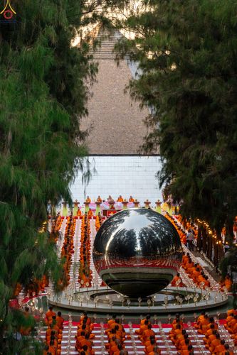 ภาพ No.289112:วันที่ 6 มกราคม พ.ศ. 2569 พิธีจุดประทีปถวายเป็นพุทธบูชา และบูชาธรรมมหาปูชนียาจารย์ ณ อนุสรณ์สถานมหาวิหารพระมงคลเทพมุนี (โลตัสแลนด์) อ.สองพี่น้อง จ.สุพรรณบุรี ในโครงการธรรมยาตรา กตัญญูบูชา มหาปูชนียาจารย์ พระมงคลเทพมุนี(สด จนฺทสโร) พระผู้ปราบมาร อนุสรณ์สถ