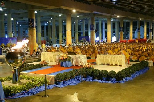 พิธีสวดมนต์บทธัมมจักกัปปวัตนสูตร พิธีบูชามหาธรรมกายเจดีย์ และพิธีเวียนประทักษิณรอบมหาธรรมกายเจดีย์ ในวันพระ