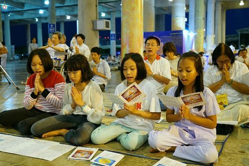 ภาพ No.18850:พิธีสวดมนต์บทธัมมจักกัปปวัตนสูตร พิธีบูชามหาธรรมกายเจดีย์ และพิธีเวียนประทักษิณรอบมหาธรรมกายเจดีย์ ในวันพระ