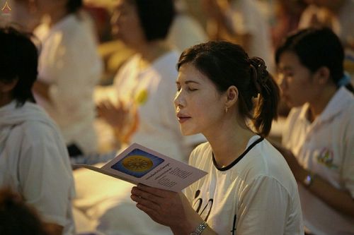 ภาพ No.18853:พิธีสวดมนต์บทธัมมจักกัปปวัตนสูตร พิธีบูชามหาธรรมกายเจดีย์ และพิธีเวียนประทักษิณรอบมหาธรรมกายเจดีย์ ในวันพระ