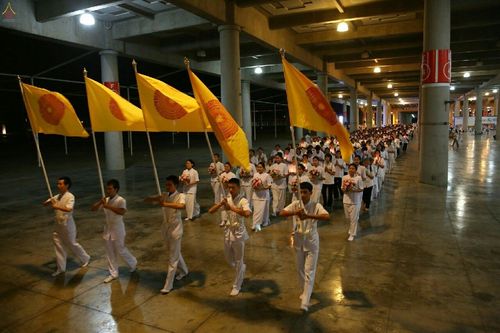 ภาพ No.18859:พิธีสวดมนต์บทธัมมจักกัปปวัตนสูตร พิธีบูชามหาธรรมกายเจดีย์ และพิธีเวียนประทักษิณรอบมหาธรรมกายเจดีย์ ในวันพระ