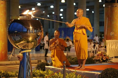 ภาพ No.18860:พิธีสวดมนต์บทธัมมจักกัปปวัตนสูตร พิธีบูชามหาธรรมกายเจดีย์ และพิธีเวียนประทักษิณรอบมหาธรรมกายเจดีย์ ในวันพระ