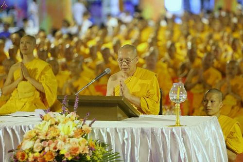 ภาพ No.18878:พิธีสวดมนต์บทธัมมจักกัปปวัตนสูตร พิธีบูชามหาธรรมกายเจดีย์ และพิธีเวียนประทักษิณรอบมหาธรรมกายเจดีย์ ในวันพระ