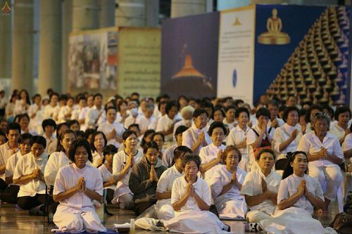 ภาพ No.18863:พิธีสวดมนต์บทธัมมจักกัปปวัตนสูตร พิธีบูชามหาธรรมกายเจดีย์ และพิธีเวียนประทักษิณรอบมหาธรรมกายเจดีย์ ในวันพระ