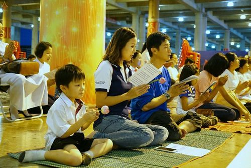 ภาพ No.18867:พิธีสวดมนต์บทธัมมจักกัปปวัตนสูตร พิธีบูชามหาธรรมกายเจดีย์ และพิธีเวียนประทักษิณรอบมหาธรรมกายเจดีย์ ในวันพระ