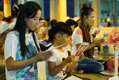 ภาพ No.18870:พิธีสวดมนต์บทธัมมจักกัปปวัตนสูตร พิธีบูชามหาธรรมกายเจดีย์ และพิธีเวียนประทักษิณรอบมหาธรรมกายเจดีย์ ในวันพระ