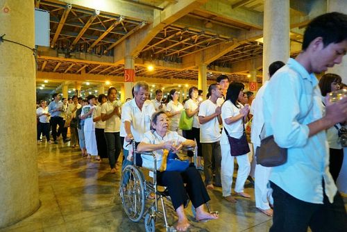 ภาพ No.18873:พิธีสวดมนต์บทธัมมจักกัปปวัตนสูตร พิธีบูชามหาธรรมกายเจดีย์ และพิธีเวียนประทักษิณรอบมหาธรรมกายเจดีย์ ในวันพระ