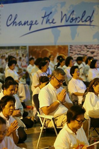 ภาพ No.18876:พิธีสวดมนต์บทธัมมจักกัปปวัตนสูตร พิธีบูชามหาธรรมกายเจดีย์ และพิธีเวียนประทักษิณรอบมหาธรรมกายเจดีย์ ในวันพระ
