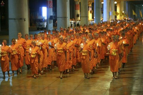 ภาพ No.18877:พิธีสวดมนต์บทธัมมจักกัปปวัตนสูตร พิธีบูชามหาธรรมกายเจดีย์ และพิธีเวียนประทักษิณรอบมหาธรรมกายเจดีย์ ในวันพระ