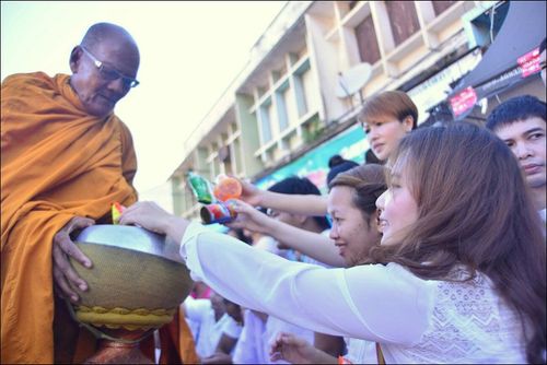 ประมวลภาพตักบาตรพระศรีราชา พระ 1,162 รูป 
