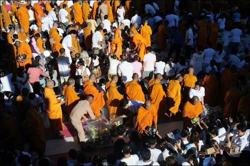 ภาพ No.8859:ประมวลภาพตักบาตรพระศรีราชา พระ 1,162 รูป 