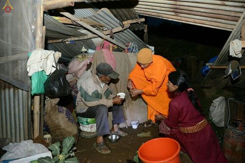 ภาพ No.17107:มูลนิธิธรรมกายช่วยเหลือผู้ประสบภัยแผ่นดินไหวที่ประเทศเนปาล