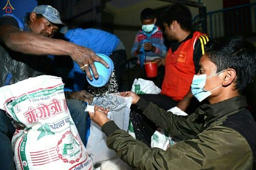 ภาพ No.17159:มูลนิธิธรรมกายช่วยเหลือผู้ประสบภัยแผ่นดินไหวที่ประเทศเนปาล