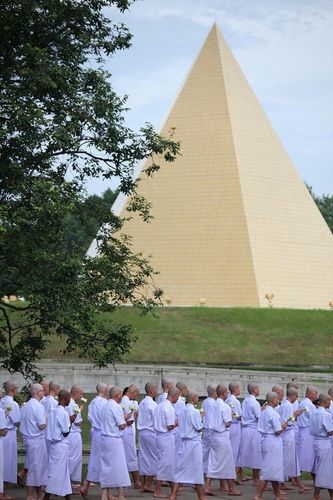 ภาพ No.9026:พิธีบรรพชาอุปสมบทและตักบาตรพระธรรมทายาทนานาชาติ รุ่นที่ 11