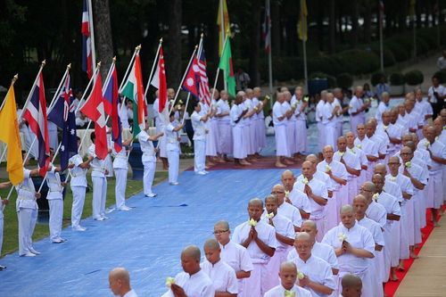 ภาพ No.9027:พิธีบรรพชาอุปสมบทและตักบาตรพระธรรมทายาทนานาชาติ รุ่นที่ 11
